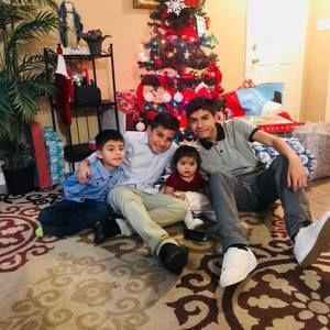 Meet your Posher, Elia